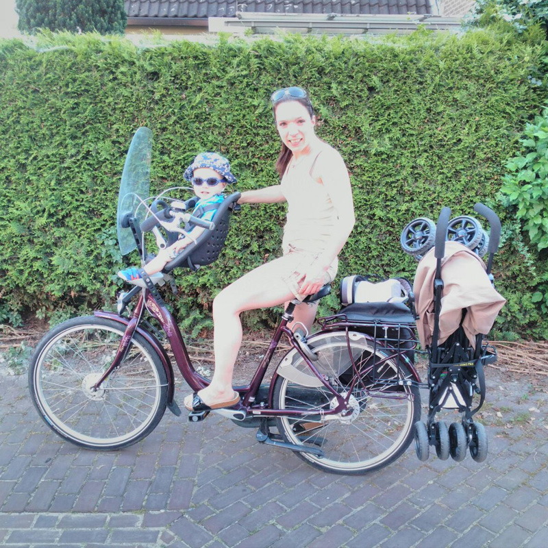 Mama Agnes De 1e keer met Julian op de fiets Dat vond hij geweldig Hij keek zijn ogen uit Echt genieten-3