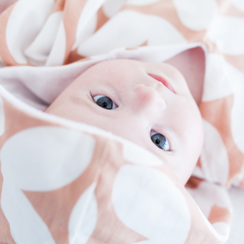 De gloednieuwe collectie Roomblush Mini omvat zachtzoete babykleding-1