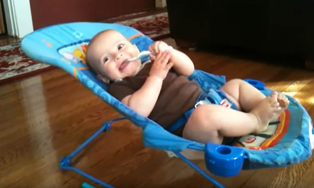 Trek Bederven Miljard Video: Wow..! Deze baby is wel heel fanatiek in zijn wipstoeltje! -  Babystraatje.nl