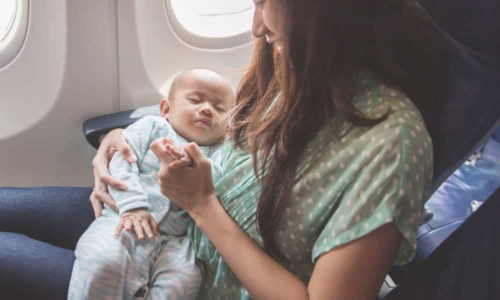 Triviaal Soedan onhandig Vliegen met baby, tips voor een ontspannen vlucht - Babystraatje.nl