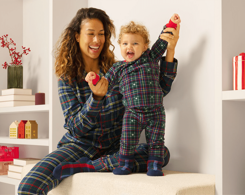 War Child pyjama voor baby