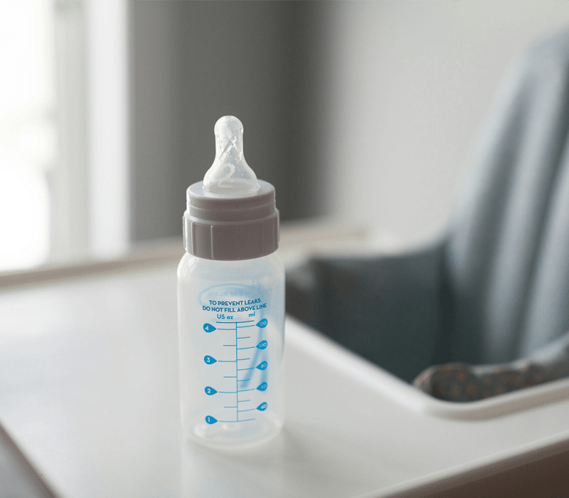 Hoe je babyflessen en spenen grondig reinigt